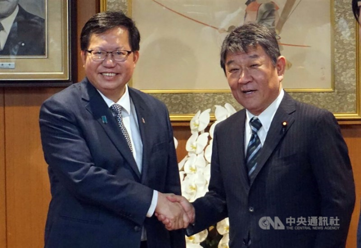 Vice Premier Cheng Wen-tsan (left) exchanges a handshake with Secretary-General of Japan's ruling Liberal Democratic Party Toshimitsu Motegi (right) at the party's headquarters in Tokyo Wednesday. CNA photo June 28, 2023