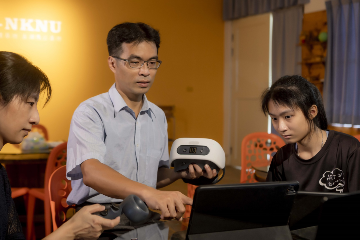 黃銘廣引入AR、VR等智慧科技教育，協助孩子進行國際交流