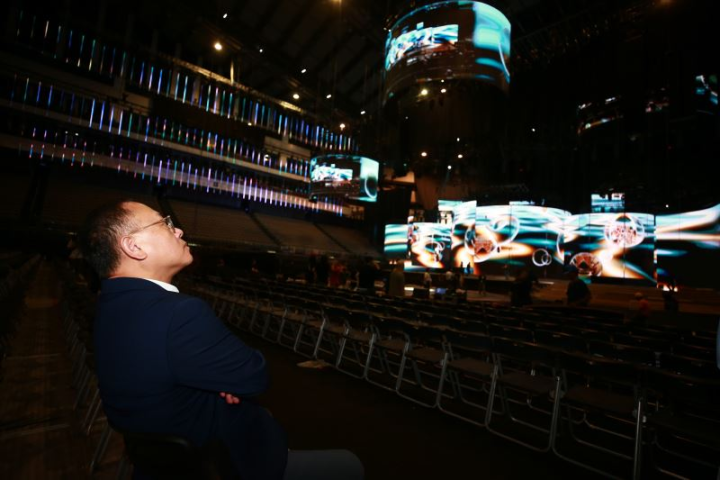 金曲34的舞台設計由黎仕祺操刀，典禮現場總共使用超過2000片LED，動用超過10款，共計800多支燈具。文化部長史哲坐在觀眾席，親自感受舞台帶來的視覺效果。