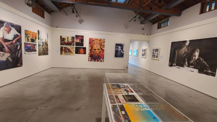 5位V-10老夥伴黃永松、莊靈、郭英聲、林柏樑、劉振祥在池上穀倉藝術館舉辦「V-10視覺藝術群-五友＠池上攝影展」，精選每個人半世紀來代表作，既呈現時代印記。