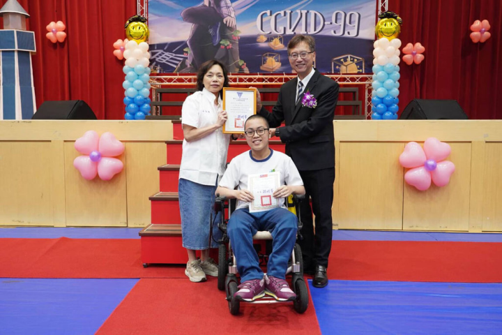 台北市立成功高中畢業生何彥寶（中）罹患腦性麻痺，母親林月香（左）因伴學3年獲頒榮譽畢業證書，成為成功高中「首名女性畢業生」。（成功高中提供）