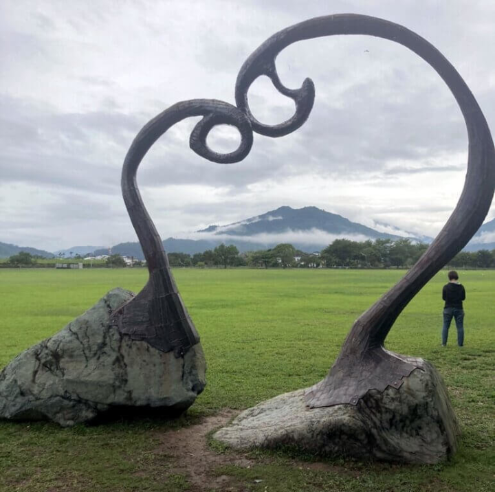 台東鹿野鄉往西南方向眺望，有個山頭像日本富士山，為撫慰鄉愁日本特別選在鹿野鄉龍田村當移民村。（張鉦榮提供）