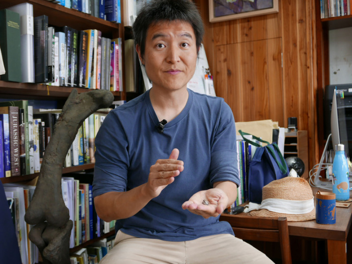 國立台灣大學生命科學系副教授蔡政修（圖），手持大小如一節小指般珍貴鳥類腳部標本，2021年以此研究投稿國際期刊，發表台灣首件發現鳥類恐龍研究。