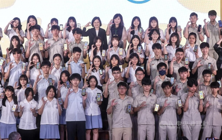 President Tsai (back row, in black suit) attends a multi-school joint-commencement celebration for Cultural Points at Taipei Municipal Zhongshan Girls High School Tuesday. 