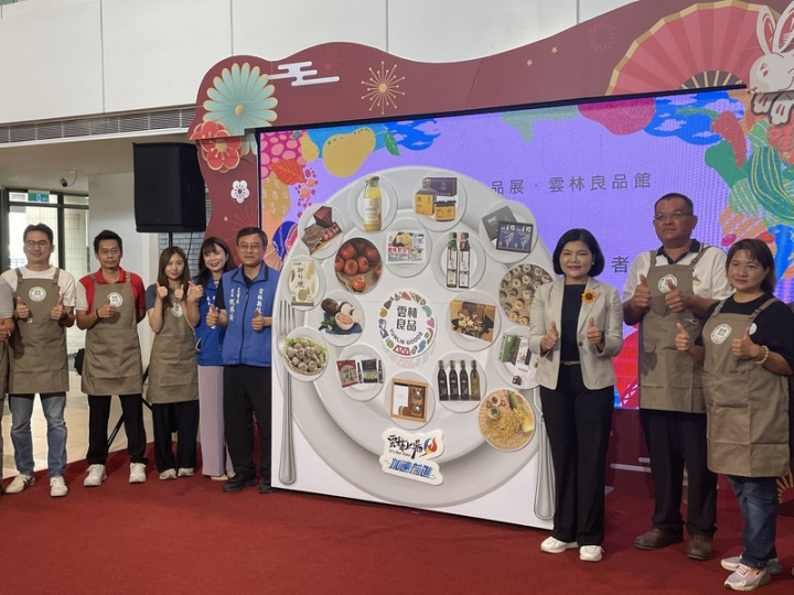 雲林縣農業處7日舉行2023台北國際食品展行前記者會，縣長張麗善（右3）介紹參展的17家產品。