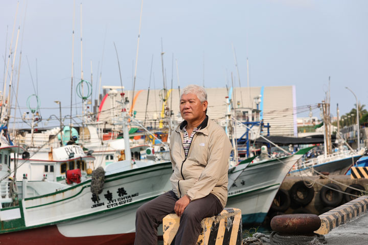 琉球區漁會監事洪省慧，十幾歲就跟著父親討海，他征戰過三大洋、五大洲，早年專捕鮪魚等經濟價高的漁種，漁獲還有專機直送日本拍賣。