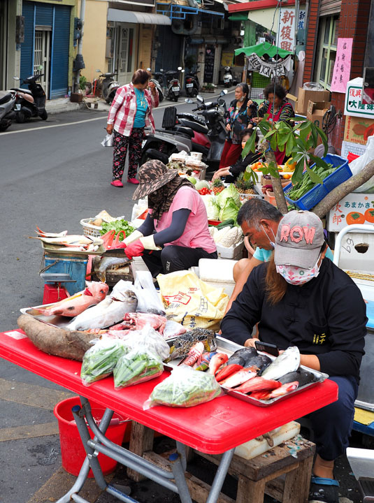 小琉球海域漁源豐饒，市場的漁貨多是「現流仔」，海味是必吃、必買的名產。