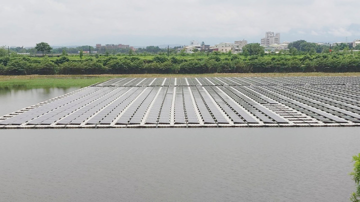 嘉義縣四處可見太陽能光電板，圖為中埔公館滯洪池的浮力式太陽能發電系統。