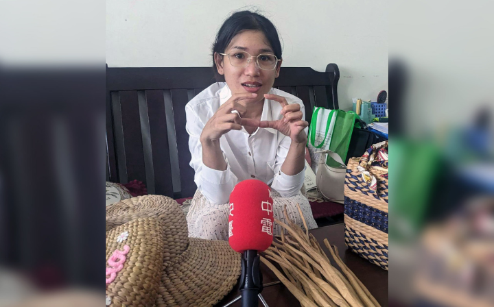 新住民潘喜玲受到台灣老公的鼓勵，並在移民署築夢計畫的支持下，開課傳授編織技藝給新住民，此外，她也正在打造一個手工編織包品牌。