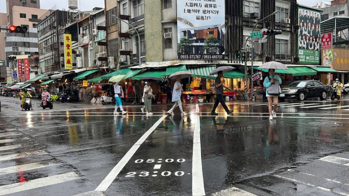 台東縣第一個路口行人專用號誌和人行道，12日上午7時啟用，設在台東市人車往來最多的中央市場旁，行人專用號誌時相路口僅允許行人通行，車輛均不得通行，行人可擁有無人車衝突之路口通行權。