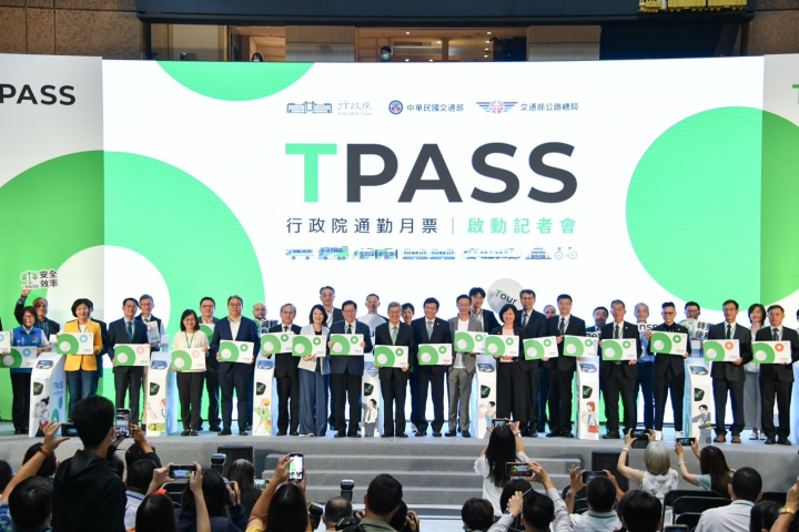 行政院長陳建仁出席TPASS行政院通勤月票啟動記者會