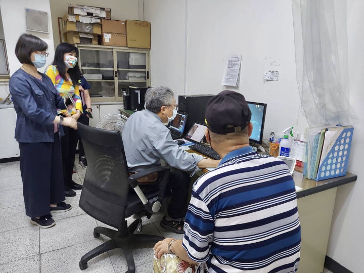 琉球鄉衛生所醫師利用遠距設備與高雄長庚醫院眼科陳韻文醫師進行眼科遠距醫療