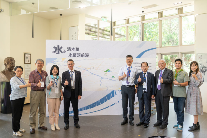 清華大學與經濟部水利署第二河川局、富邦人壽合作，5日簽署備忘錄認養頭前溪舊港島區段，後續將透過AI科技等行動，進行水質與底泥監測等，共同守護河川。（清華大學提供）