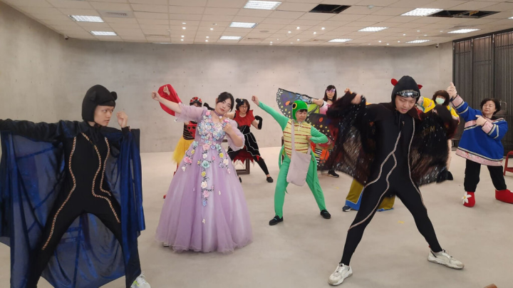 屏東縣政府自11日起舉辦3場客英雙語劇場「無共樣也OK」巡演，以創意互動式劇場整合語言及領域發展，培育在地藝術人才。（屏東縣政府提供）