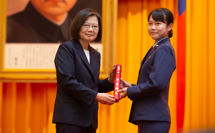 總統頒發畢業證書、授階予學生代表，並頒獎表揚成績優異的畢業生