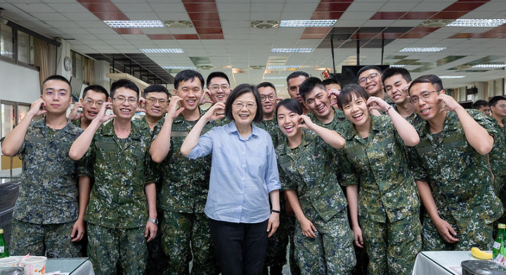 蔡英文總統9日上午前往高雄勗勉「空軍防空暨飛彈指揮部暨南部區域作戰管制中心」及「陸軍八軍團指揮部」