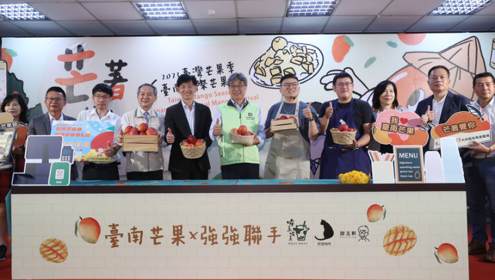 「2023台灣芒果季–台南國際芒果節」台北宣傳記者會14日在農委會舉行，台南市副市長葉澤山（左5）、農委會副主委陳駿季（右6）會中與業者宣布台南國際芒果節即將熱鬧開跑，歡迎民眾共襄盛舉。