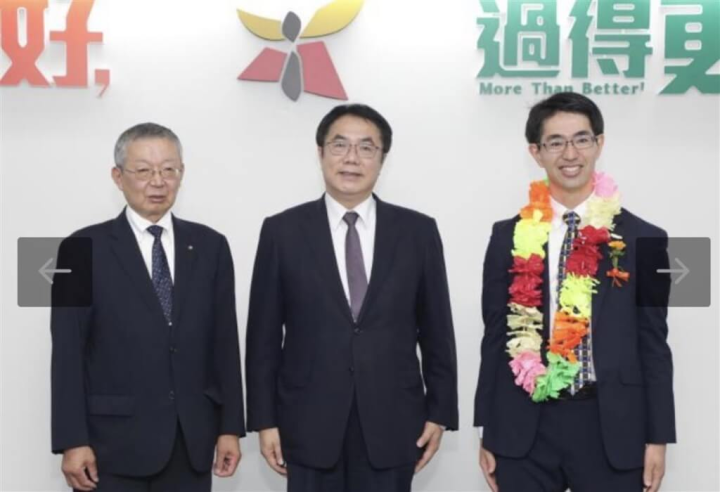 日本仙台市副市長藤本章（左）、山形市副市長井上貴至（右）等人，27日拜會台南市長黃偉哲（中）及台南觀光業者，共促交流。（台南市政府提供）