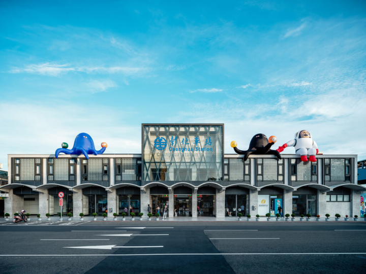 迎接彰化建縣300年，彰化走讀藝術節活動特別設置8件裝置藝術，其中1件作品「宇宙空港美食遊記」是由藝術家張育嘉設計，讓「體操男爵」與「美獸」爬上彰化火車站迎賓。（彰化縣文化局提供）