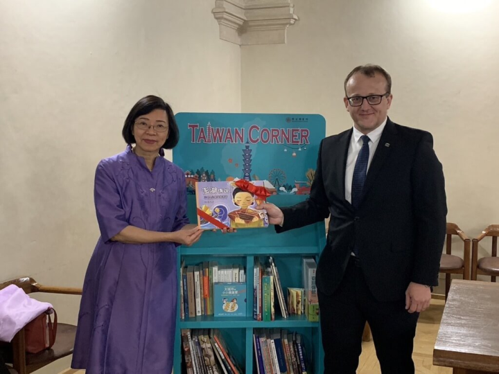 國家圖書館館長曾淑賢（左）贈送台灣相關書籍給捷克國家圖書館，由館長佛爾丁（Tomáš Foltýn，右）代表接受。（國家圖書館提供）
