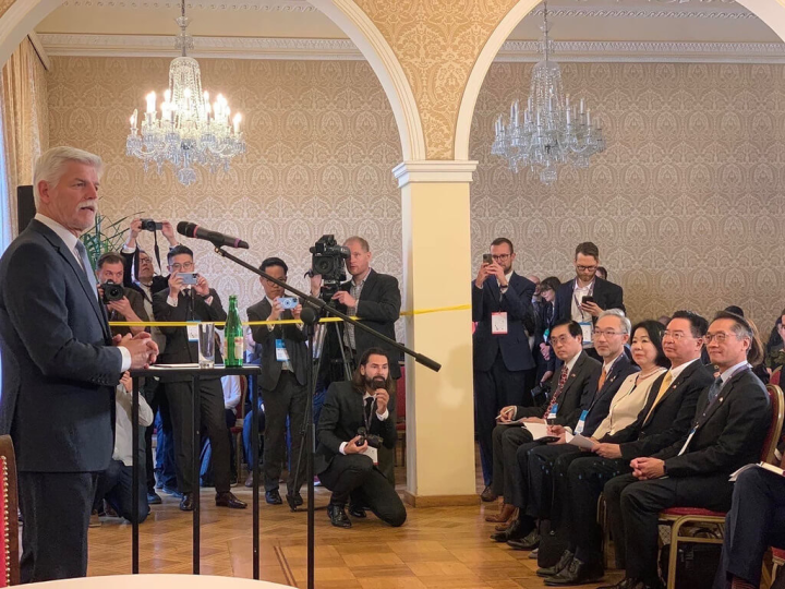 外交部長吳釗燮（右2）在捷克出席智庫「歐洲價值安全政策中心」主辦的安全會議，與捷克總統帕維爾（左1）同框。（外交部提供）