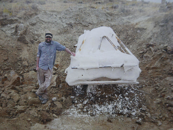 「化石先生」執行長蕭語富與美國蒙大拿地主合作，2018年挖掘出三角龍頭骨化石，化石出土時，盡可能連同周圍沉積岩以石膏包覆保護，2019年經由海運送抵台灣。（蕭語富提供）