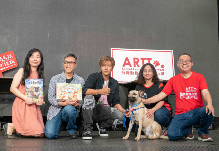 動保團體「台灣動物緊急救援小組」攜手藝人「小豬」羅志祥（左3），6日共同發表結合故事繪本、桌遊的公益文創產品「不完美的寶貝」，盼藉以推廣動保生命教育。（台灣動物緊急救援小組提供）