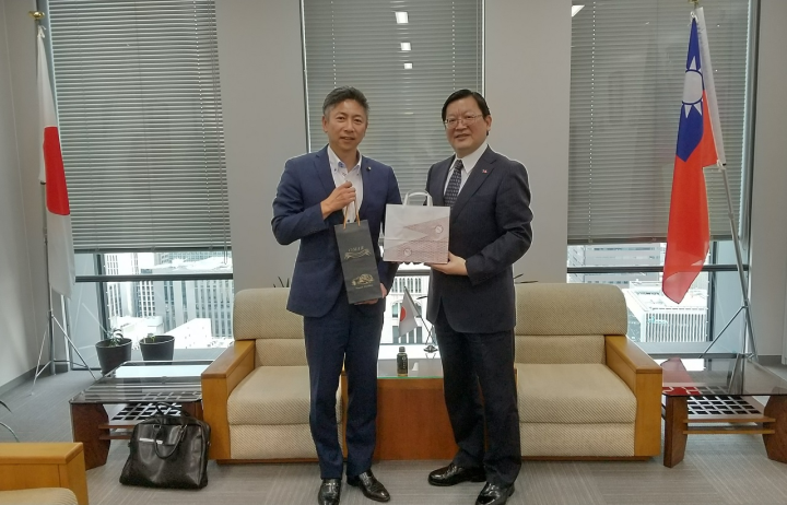 洪處長（右）與新田議長