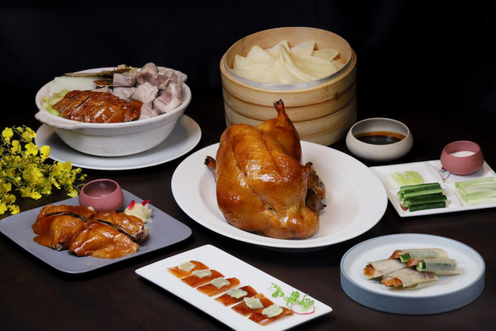高雄市觀光局辦理「料理職人口袋美食」活動選出推薦餐廳，首波76家名單27日出爐，其中高雄萬豪酒店皇豪中餐廳推出片皮鴨4吃吸引饕客。（高雄萬豪酒店提供）