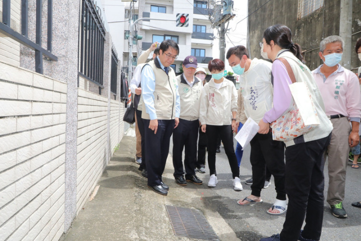 台南市5例本土性登革熱病例同屬第1型，其中4例在仁德區、1例在永康區；疾管署長莊人祥（左2）16日在台南市長黃偉哲（左）等陪同下，前往仁德區視察防治工作。