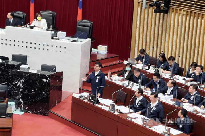 Kaohsiung Mayor Chen Chi-mai (standing) attends a city council meeting on Monday. CNA photo June 5, 2023
