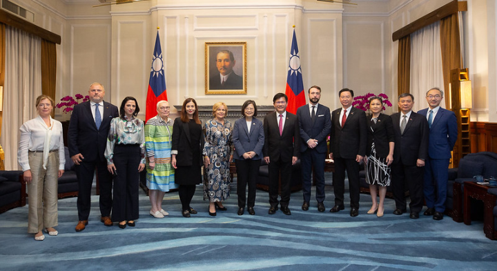 總統與「歐洲議會跨黨派友我議員訪問團」合影