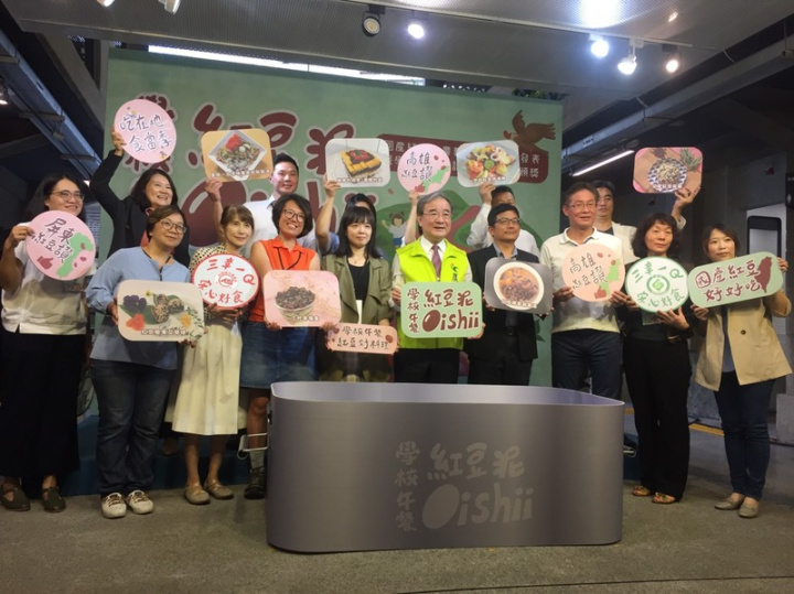 農糧署15日發表20件獲選的紅豆創意料理，供學校午餐料理參採。農糧署長胡忠一（前排右5）表示，這些料理融合節氣、跨越族群與國界，讓學童從吃學習不同文化、落實淨零排放。
