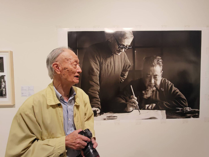 「V-10視覺藝術群：五友@池上攝影展」10日起在台東池上開展，今年85歲的參展攝影家莊靈（圖）展出1969年拍攝作品「一生至友」，是他捕捉父親、前故宮博物院副院長莊嚴端詳文學名家臺靜農畫梅情景。