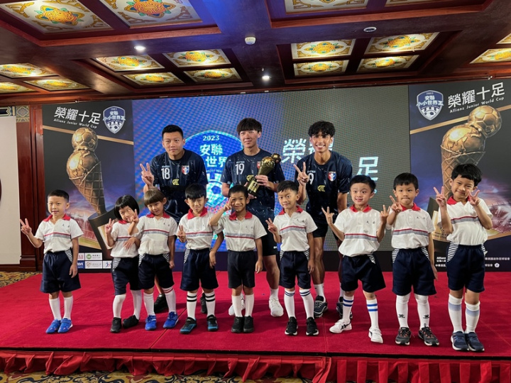 安聯小小世界盃全國總決賽24、25日將在台師大登場，頂尖選手有機會赴德國訓練，昔日曾參與國外培訓的亞運足球培訓隊國手林偉傑（後排右）20日出席賽前記者會表示，當初收穫不少。