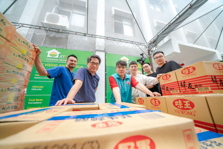孔雀魚．古比的創辦人林坤正（左2）與團隊，規劃以科技工具打造e-Foodbank，擴大共運平台的影響力，讓更多人一起減碳做公益。