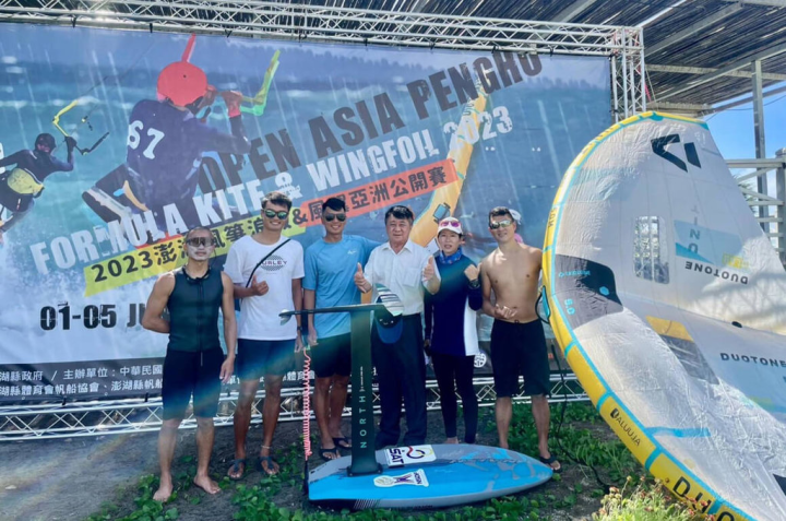 2023澎湖風箏浪板暨風翼亞洲公開賽1日起一連5天在湖西鄉林投公園海域展開，來自各國近60名好手同場競技。（澎湖帆船協會提供）