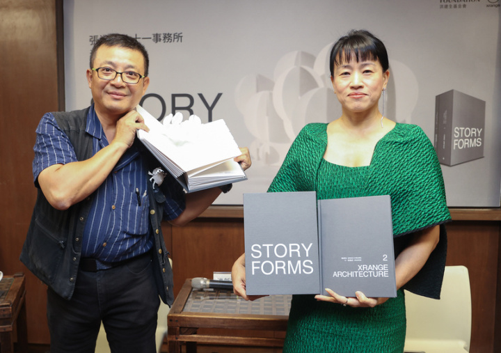 「STORY FORMS立體書（POP-UP BOOK）發表會」13日下午在台北舉行，全書由建築師張淑征（右）和紙藝家洪新富（左）跨界合作，展示建築多元面向。