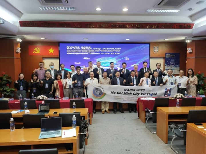 2023青年企業論壇27日至28日於越南胡志明市登場，來自多個國家的學者與來賓約60人參加，從實務與學術面探討AI時代下的管理新趨勢，為兩地企業合作尋找契機。（2023青年企業論壇提供）