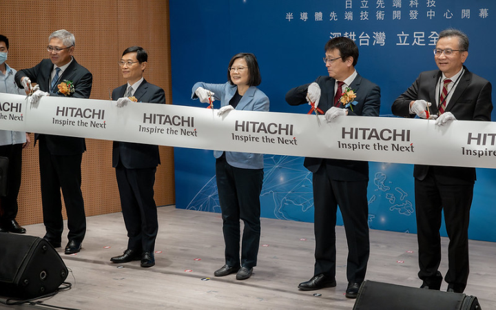 總統與現場貴賓一同進行開幕剪綵與鏡開儀式