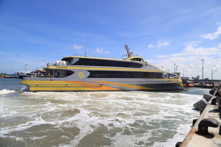 海有航運股份有限公司斥資新台幣2億4000萬打造全新客輪「太吉之星3號」，外觀採黑金配色、外型流線，僅1小時就可從布袋抵達澎湖，21日首航。