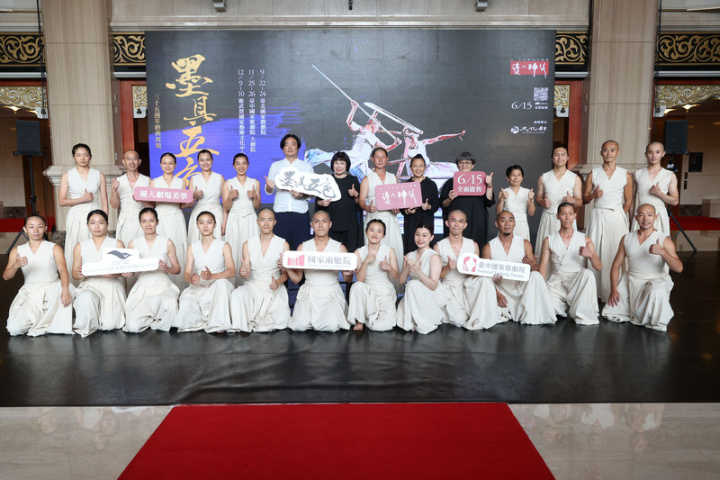 藝文團體「優人神鼓」今年適逢35週年，9月起將重現經典作品「墨具五色」，8日在台北國家劇院舉辦宣告記者會，藝術總監黃誌群（後右7）、導演劉若瑀（後右6）、潑彩畫家柯淑玲（後左7）、影像設計王奕盛（後左6）等人出席合影。