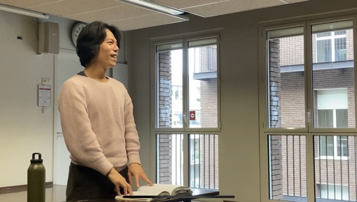 劉展岳在INALCO台語課第一年就大獲成功，在旅法語言學家林季苗的協助推動下，攜手首次於巴黎市政府成人教育中心開設台語課。他表示，台語是母親的語言，想強調台灣的多元性並陪伴學生認識台灣。