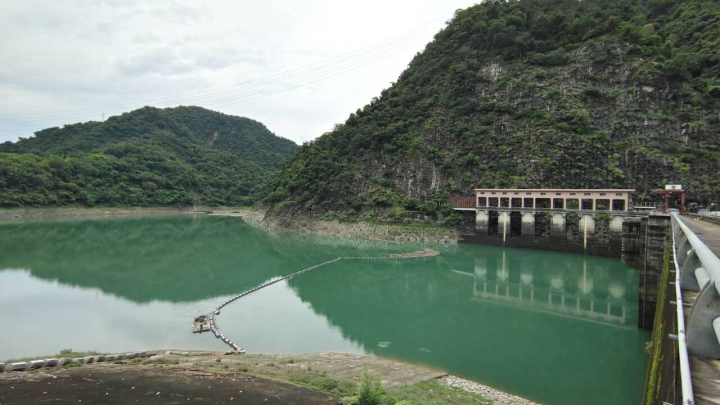 明潭水力發電廠，可與上游的日月潭搭配抽蓄發電，重複使用水資源，節能也創能。