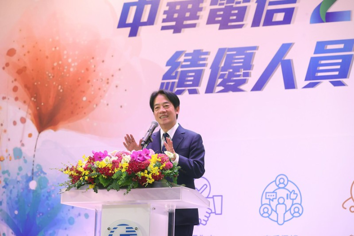 副總統出席「中華電信公司慶祝成立27年表揚績優人員大會」，並致詞