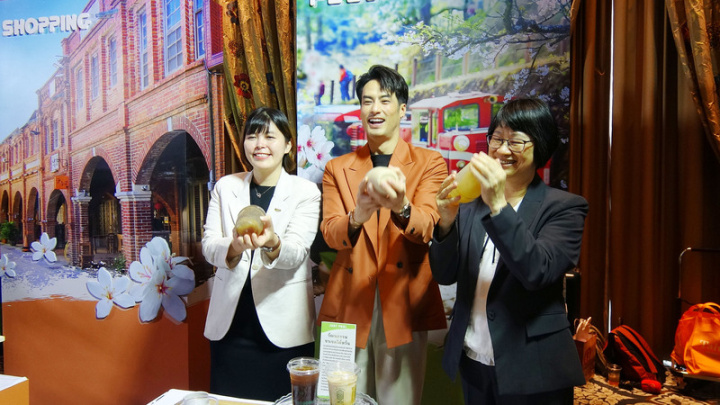 交通部觀光局邀請暱稱Boy的知名泰國男星帕貢（Pakorn Chatborirak，中）擔任台灣觀光代言人，並在13日舉行記者會發布最新觀光宣傳影片，Boy在現場體驗手搖珍珠奶茶。