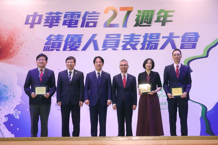 賴清德副總統30日上午出席「中華電信公司慶祝成立27年表揚績優人員大會」