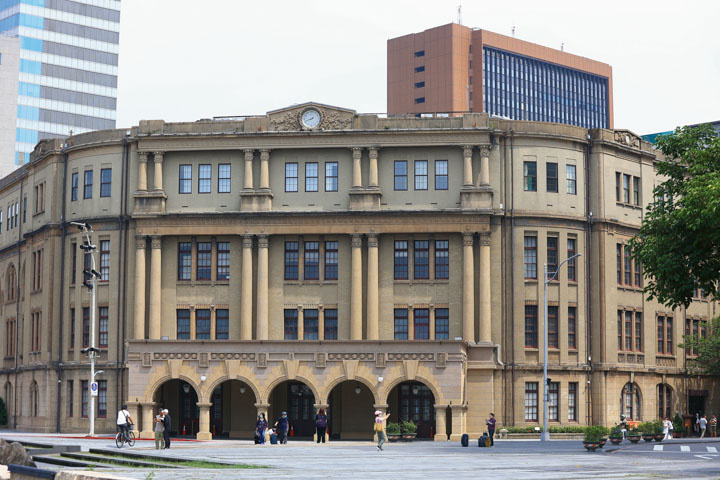 台北郵局，建於1930年，外牆採用黃褐色的「筋面磁磚」，台灣俗稱「十三溝」。