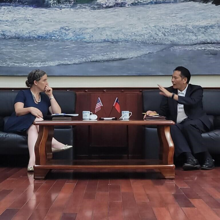 American Institute in Taiwan Director Sandra Oudkirk (left) meets with Lienchiang Magistrate Wang Chung-ming (right) during her trip to the Matsu Islands on Tuesday and Wednesday. Photo courtesy of the Lienchiang County Government