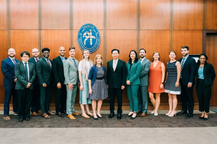 外交部長吳釗燮（右7）27日與前美國國務院全球事務次卿杜布林斯基（右8）大使率領的訪團合影。（外交部提供）